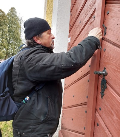 01b Vernéřovice – odemykání kostela