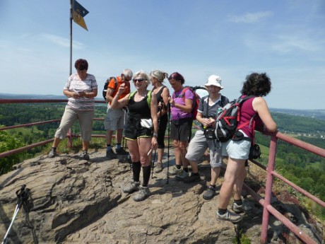 Turisté na vyhlídce nad hradem Tolštejn