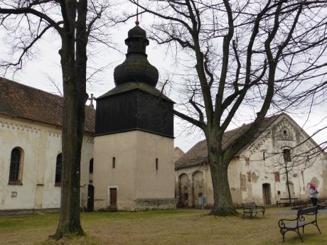 Žumberk - náměstí s kostelem a zvonicí