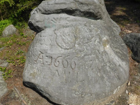 Čížkovy kameny s historickými rytinami nápisů