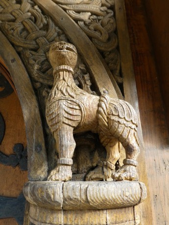 Zvířecí zdobný prvek na vnější straně kostelíku Wang