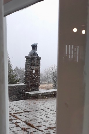 A už sněží! Pohled od oběda z Masarykovy chaty