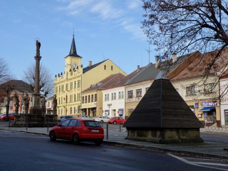 Husovo náměstí v Lomnici s kašnou, morovým sloupem a radnicí