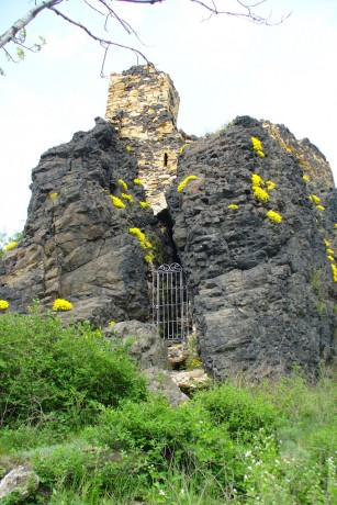 Hrad Kamýk - torzo věže umístěné na skále
