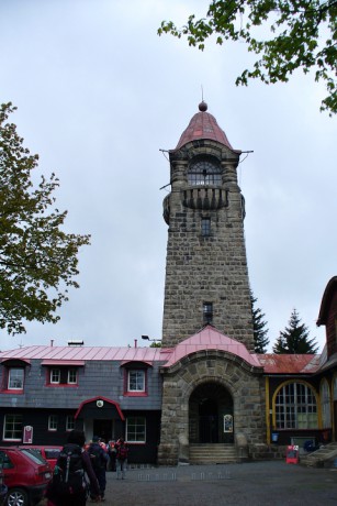 Žulová rozhledna Černá Studnice s turistickou chatou (869 m)
