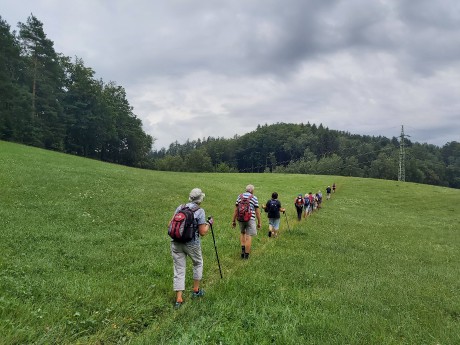 11 Třináct účastníků výletu sestupuje do údolí pod Kozincem