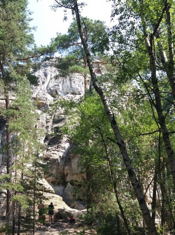 001-Skalní věž Skaut s horolezcem pod vrcholem