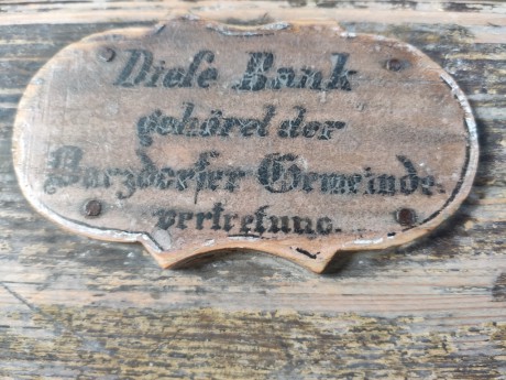 03a Kostel sv. Máří Magdaleny - detail označení lavice