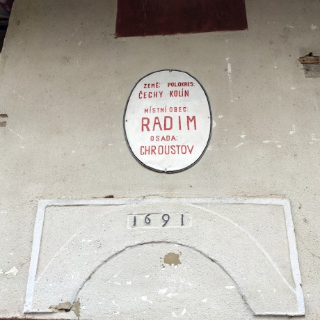 01 Chroustov - detail na historickém domě